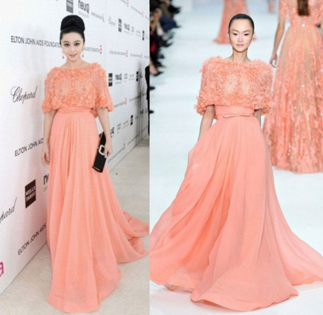 Červený koberec-pripnutý-účes-dlhé-šaty-pastelovej farby