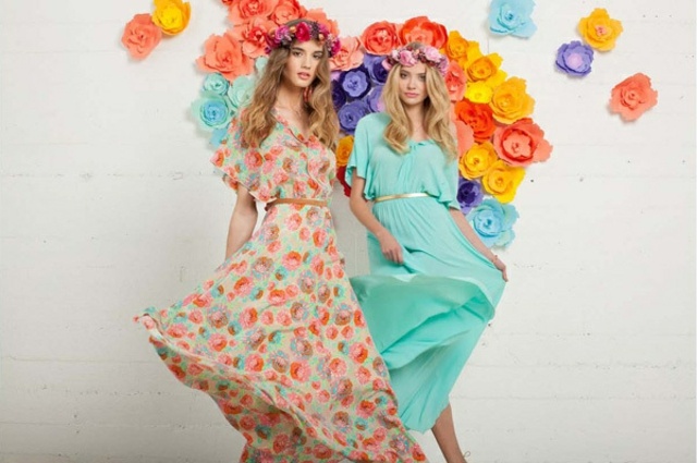 dlhé-šifónové-šaty-žiarivo-zelené-kvety-veniec z kvetov