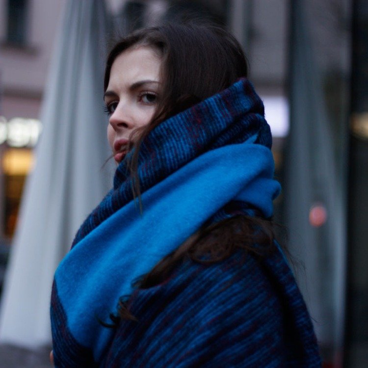 XXL šatka - praktický módny doplnok na jeseň a zimu XXL šatka-štýl-modrý-nákrčník-zavinovačka-hrubší