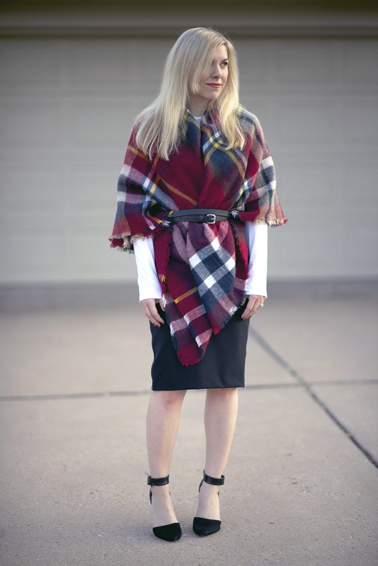 Úzkym opaskom uviažte okolo pása károvanú šatku xxl-šatka-štýly-elegantný-pončo-károvaný-červený opasok