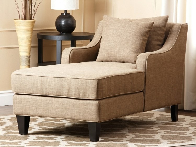 Kreslo béžový čalúnenie bočný stôl bytové doplnky koberec