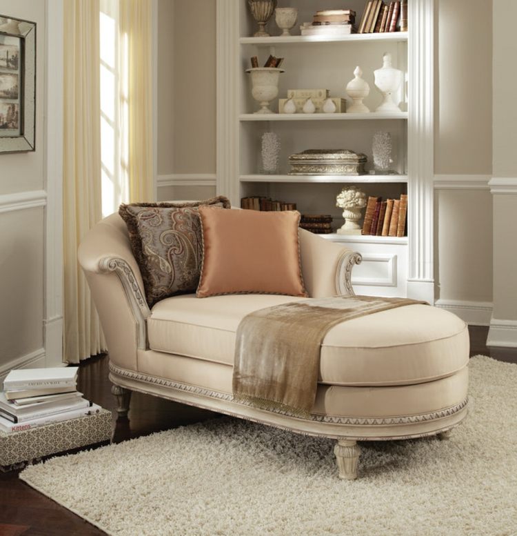 Kreslo s kreslom a klasickým vintage nábytkom