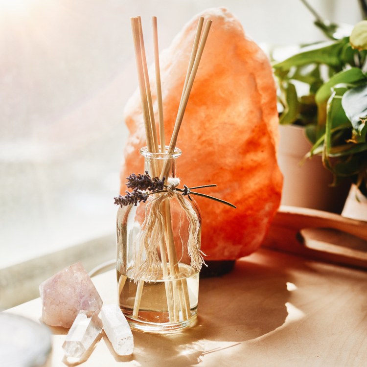 Vytvorte si vlastné tipy na vône pre domácnosť Ylang Ylang Oil