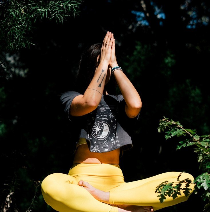 Cvičte jogu, aby ste zmiernili nepohodlie v žalúdku