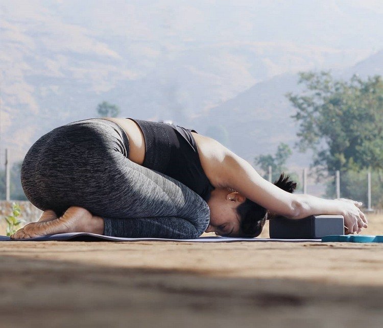 Cvičenie jogy na uvoľnenie držania dieťaťa