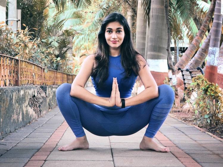 Cvičenie jogy pri menštruačných bolestiach drep Malasana