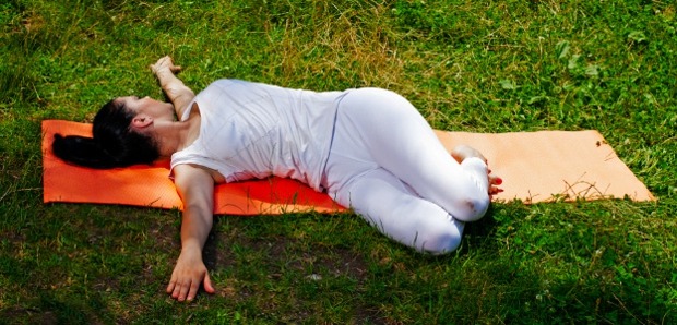 Ležiace polohy ásan doma trénujú svaly chrbta