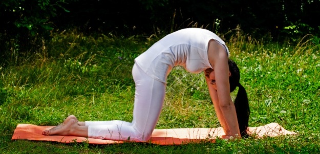 Postoje naťahujúce jogu narovnávajú váš chrbát Natiahnite hlavu nadol a dozadu