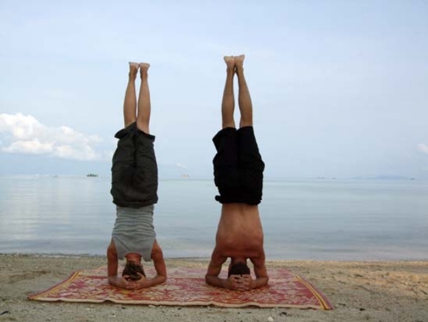 Jóga na pláži muž a žena Poloha hlavy-joga-zostaň-aktívny