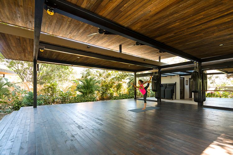 tréningový pavilón na jogu, drevená paluba