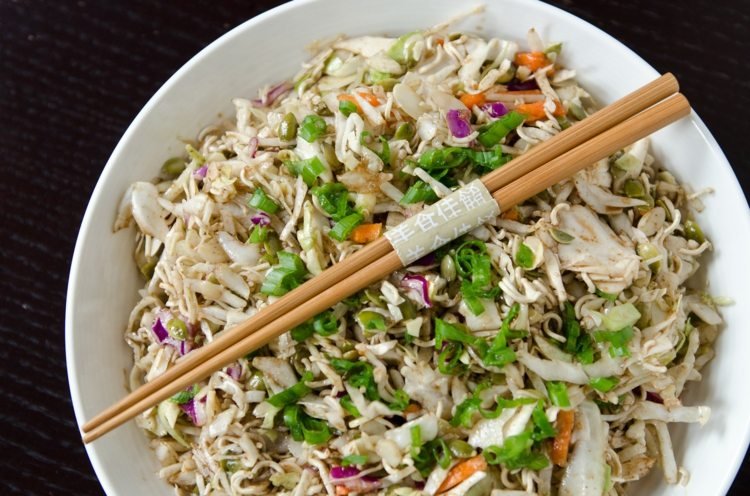 Šalát Yum Yum s jarnou cibuľkou mňam mňam šalát vlažný-cibuľové tyčinky-mrkvové-rezance-instantná čínska kapusta