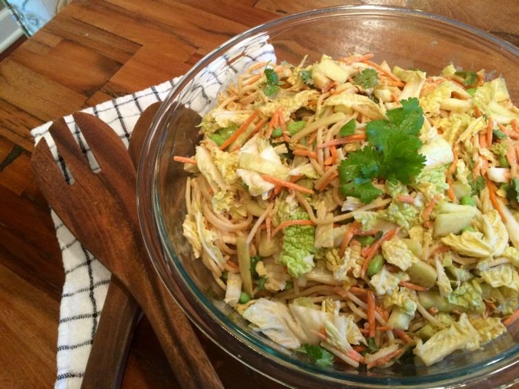 Šalát so špicatou kapustou, mrkvou a petržlenovou vňaťou mňam-mňam-šalát-čínska kapusta-petržlen-mrkva-orechy-rezance-utierka-varešky