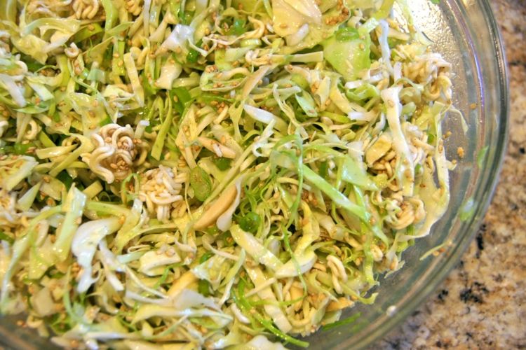 Coleslaw s ázijskými rezancami a sezamovými semienkami mňam-mňam-šalát-čínska kapusta-rezance-drobená-instantná-sezamová-cibuľová misa