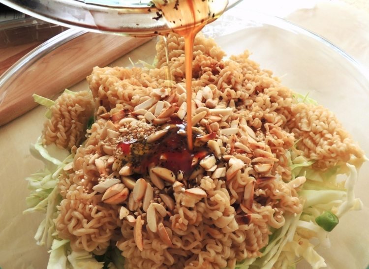 Šalát ochutíme píniovými orieškami s chutnou zálievkou mňam-mňam-šalátový dresing-korenie-rezance-namočené-orechy-cibuľa-kohl