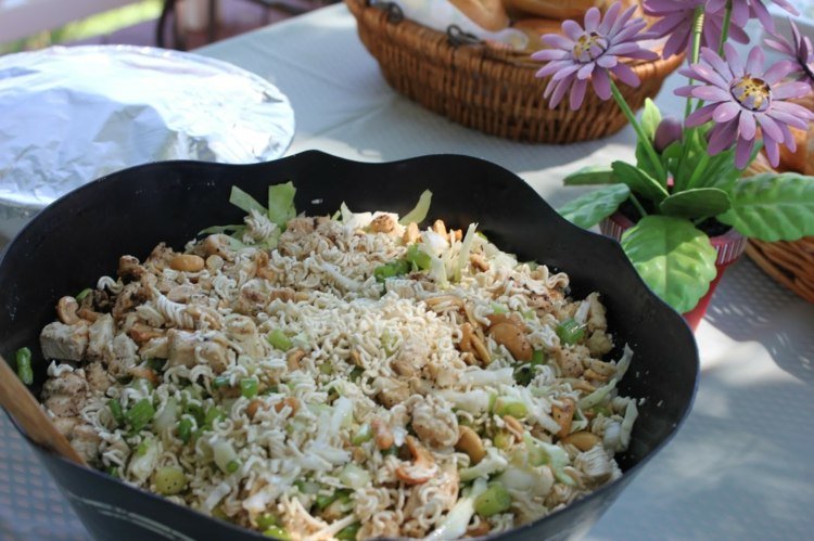 Šalát Yum Yum s rezancami ako ideálny párty šalát mňam-mňam-šalát-šalát-misa-orechy-rezance-ľadový šalát-chlieb košík-váza-kvety