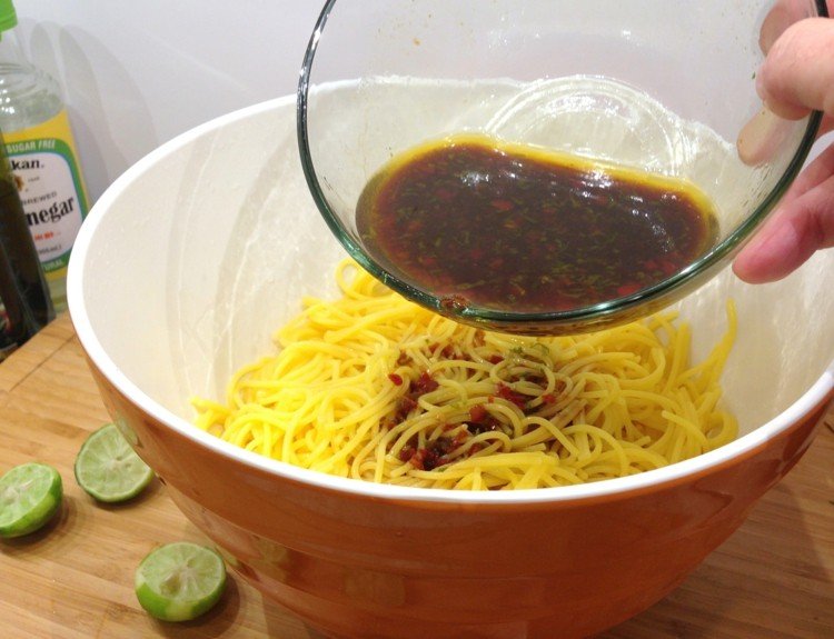 Lahodné instantné rezance dochuťte bylinkovým dresingom mňam-mňam-šalátový dresing-korenie-balzamikový-olej-kari-rezance-misa-zalejeme-octom-limetky