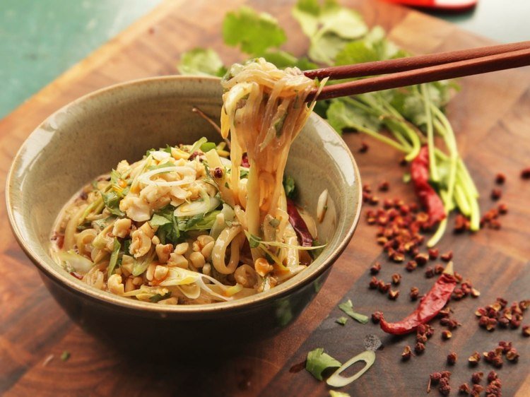 Yum Yum rezance s ryžovými rezancami v lahodnom šaláte mňam-mňam-šalát-vegánske-rezance-ryžové rezance-pistácie-chilli-kapusta-korenie-paličky-miska