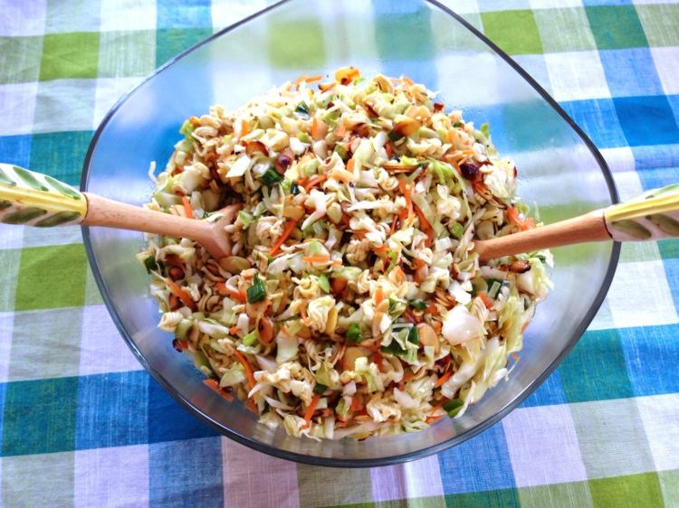 Šalát Yum Yum podávaný v sklenenej miske mňam-mňam-šalát-sklenená misa-kapusta-ľadový šalát-lyžica-jarná cibuľka-mrkva