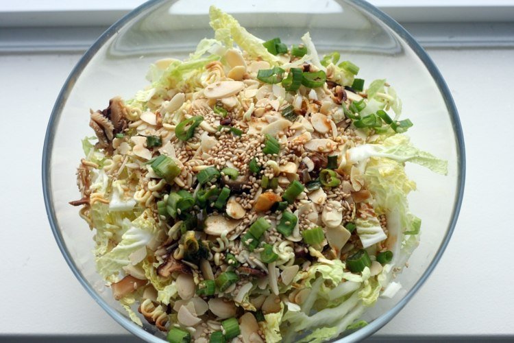 Rezancový šalát dolaďte sezamovými semienkami mňam-mňam-šalát-sezamová cibuľa-čínska kapusta-mandľové lupienky-rezance-sklenená misa