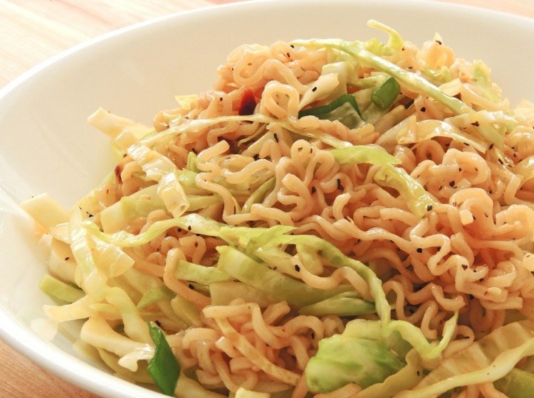 Yum Yum rezance s korením a čínskou kapustou na prúžky mňam-mňam-šalát-rezance-instantné-balenie-ľadový šalát-prúžky-paprika-jarná cibuľka-korenie