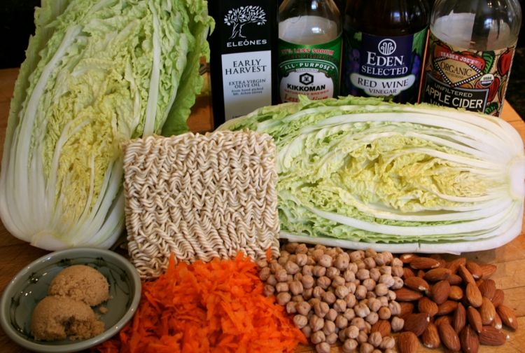 Potrebné prísady do lahodného šalátu yum yum yum-yum-šalát-prísady-chink kapusta-rozpolené-instantné-surové-rezance-mrkva-ocot-olej-orechy