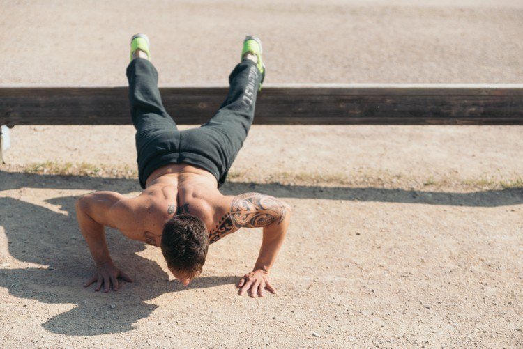 Liegestutz varianty cvičenia Zac Efron Baywatch