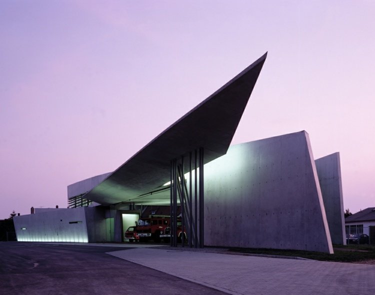 Budovy Zaha Hadid Vitra-hasičský zbor-strecha-pôvodný-špicatý