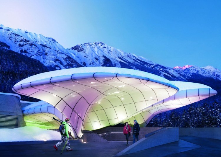 design-zaha-hadid-nordkettenbahn-innsbruck-ueberdachung-white-organic-form-colored-lighting