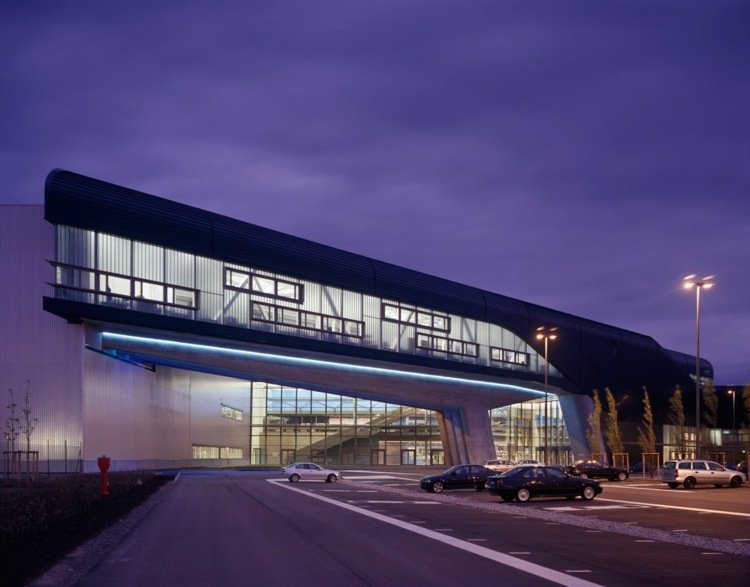 zaha-hadid-design-bmw-centrála-leipzig-moderná-konštrukcia-predné okná