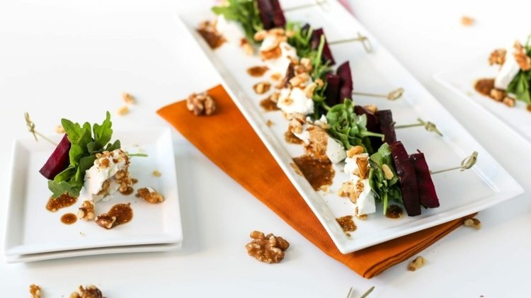 Šalát z červenej repy s príkrmami z kozieho syra bez varenia