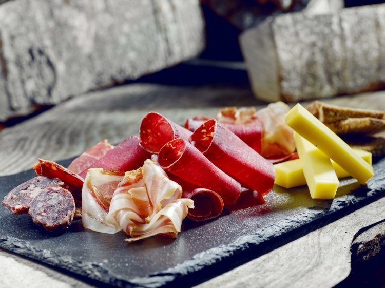 Podávajte aperitív kúsky salámového syra špáradla