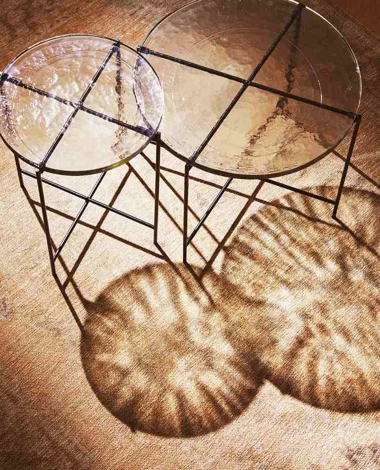 okrúhly stolík so sklenenou doskou a kovovým rámom od Zara Home