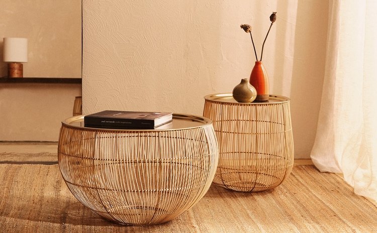 stôl so zlatou tabletou z domu zara