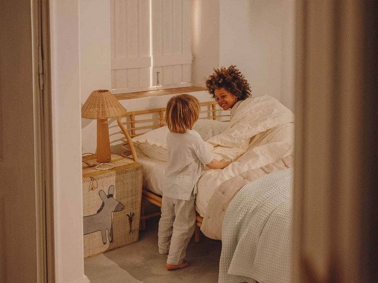 Detská lampa Zara Home s dreveným podstavcom a ratanovým tienidlom