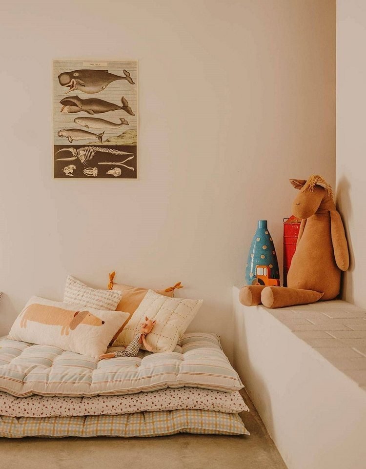 Útulný kútik v detskej izbe s podsedákmi a plyšovými hračkami