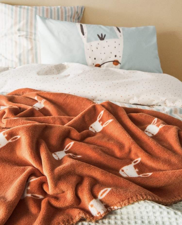 Spálňa s flísovou farmárskou dekou s oslom