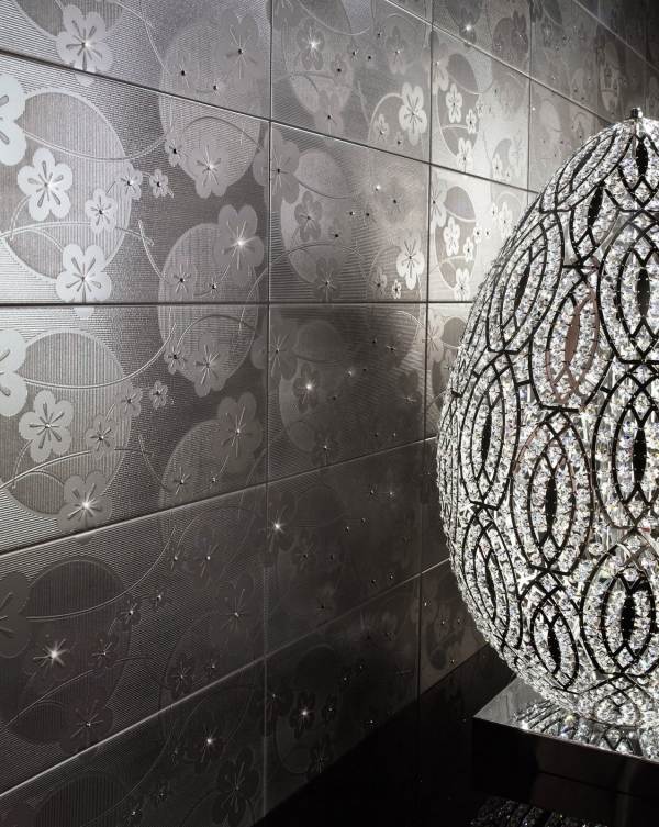 Dlaždice s kryštálmi swarovski v tmavom striebre