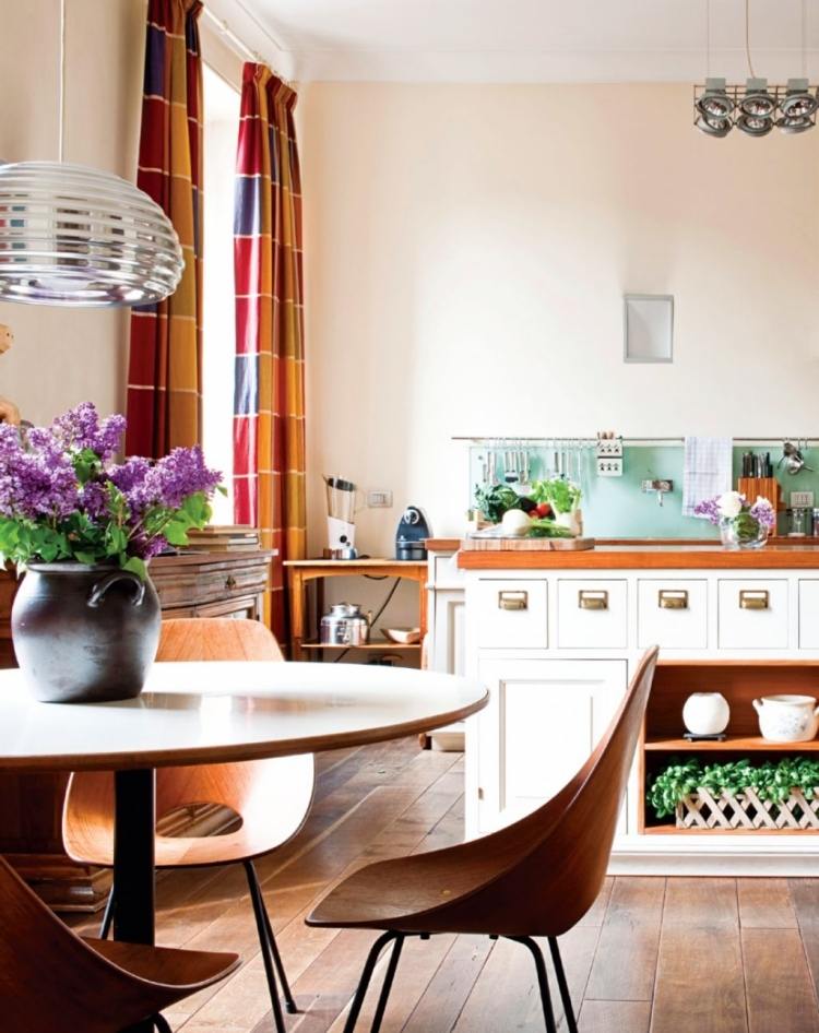 kuchyňa-vidiecky štýl-zariadenie-vinobranie-kuchyňa-skriňa-stoličky-podlahová doska-drevo