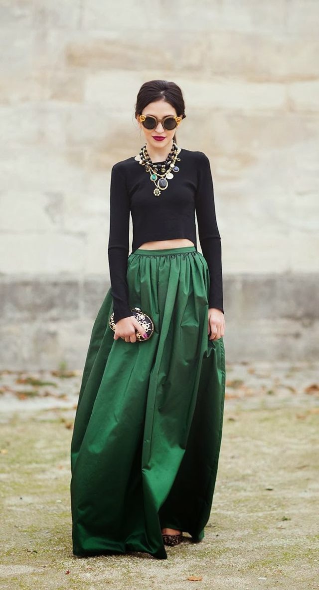 dlhá-tmavo-zelená-sukňa-lesklá-čierna-blúzka-dlhý rukáv