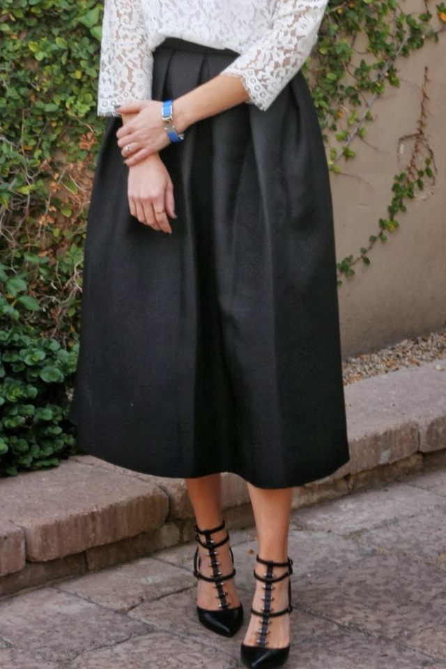 blúzka s čiernymi sukňami a vysokými podpätkami