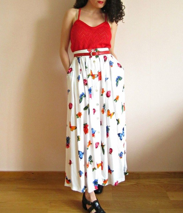 červená-top-s-tenkými ramienkami-kožený opasok-maxi-sukňa-kvetinová potlač