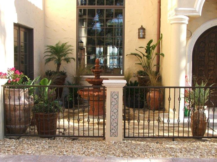 plot-predná záhrada-dizajn-mediteránny-stĺpik-kov-kovaná-planter