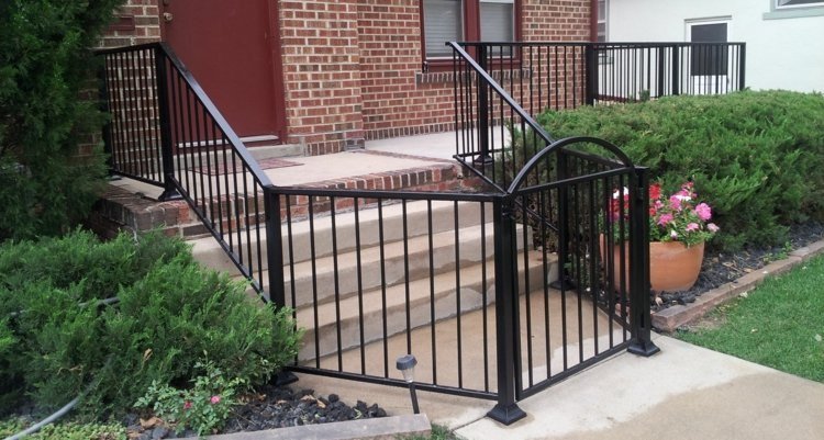 Plot v predzáhradke dizajnový čierno-kovový-verandový-živý-kvetináč