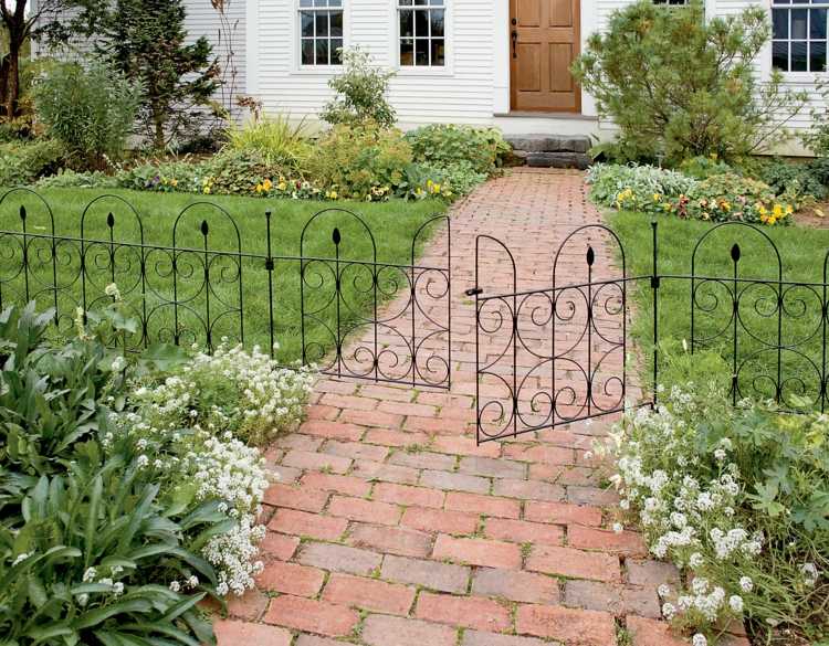 Plot na dvore vytvára diskrétny dizajn, kov a prepracovaný chodník