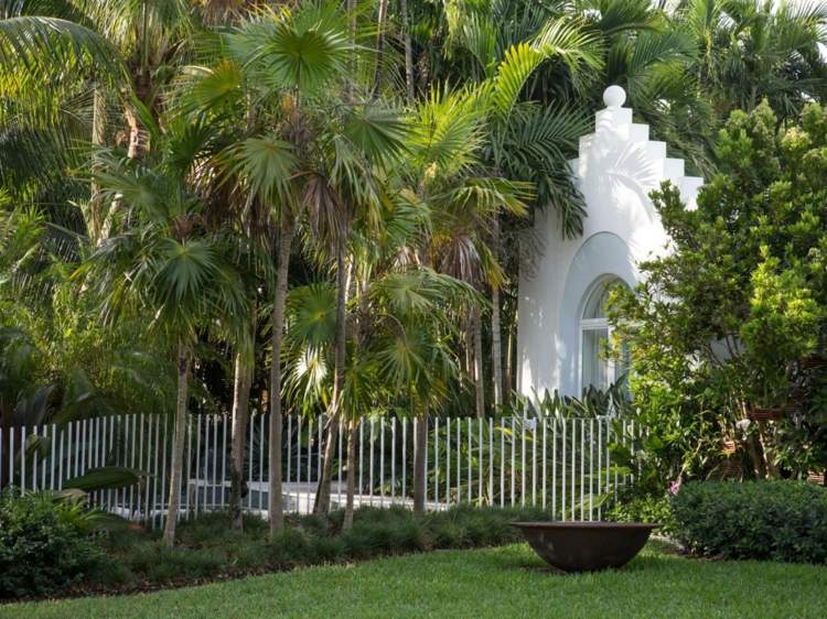 plot-predná-záhrada-dizajn-kovové-tyče-biela-tropická-záhrada-rastliny