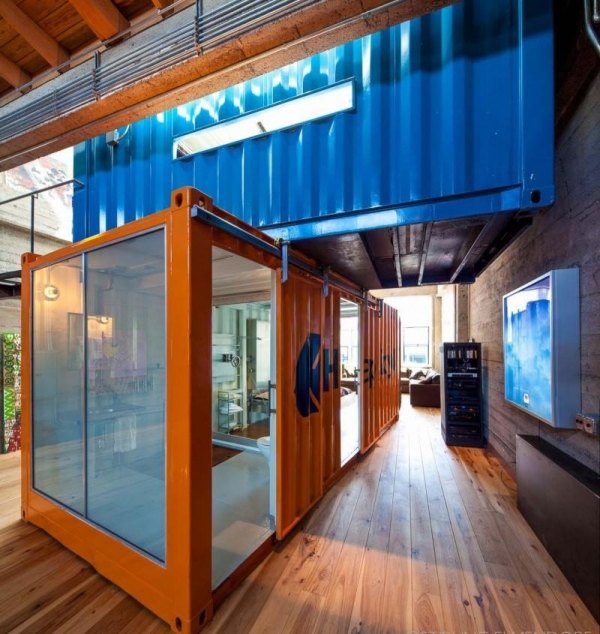 Prepravný kontajner podkrovný podkrovný byt zdôrazňuje