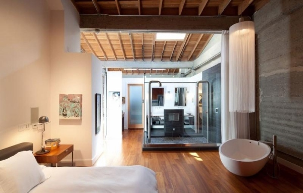 Strešný byt integrovaná spálňa-kúpeľňa