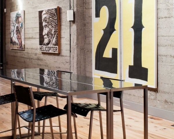 Kovové stoličky vplyv na elegantný priemyselný štýl