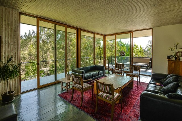 interiérový dizajn sedací nábytok posuvné dvere balkón výhľad na les