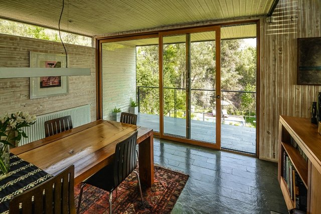 Interiérový dizajn domu s plochou strechou v hornom poschodí s balkónom a svetlom